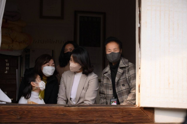 이재명 더불어민주당 대통령 후보의 부인인 김혜경 씨가 지난 11일 안동시 임청각(보물)을 방문하고 있다.(사진=더불어민주당)