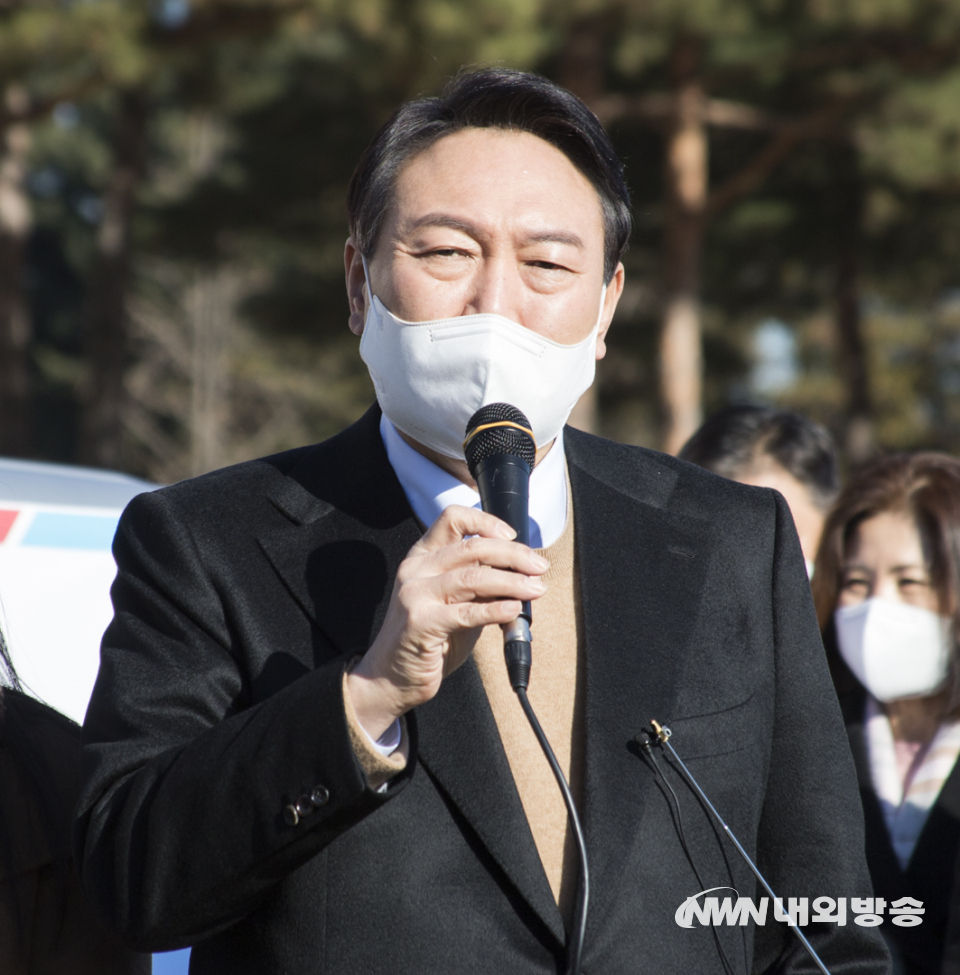 13일 윤석열 국민의힘 대통령 후보가 서울 여의도 국회의사당 본관 앞에서 선거대책위원회 장애인본부의 전국 릴레이 정책 투어 출정식 '장문현답'에 참석했다. 2021.12.13. (사진=이상현 기자)