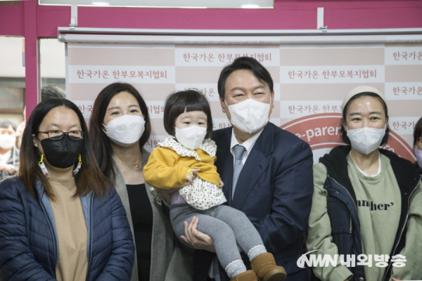 윤석열 국민의힘 대통령 후보가 15일 서울 성동구 한국가온한부모복지협회를 찾아 기념사진을 촬영하고 있다. 2021.12.15. (사진=이상현 기자)