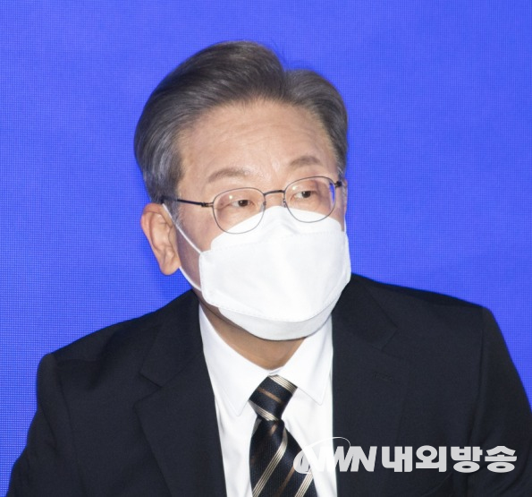 이재명 더불어민주당 대통령 후보가 지난 9일 오전 서울 마포구 가온 스테이지에서 열린 '정당혁신추진위원회 출범식'에서 인사하고 있다. 2021.12.09. (사진=이상현 기자)
