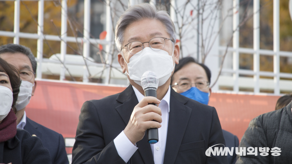 이재명 더불어민주당 대통령 후보가 15일 서울정부청사 앞에서 농성 중인 자영업자 단체 '지역화폐·골목상권살리기 운동본부'를 찾았다. 2021.11.15. (사진=이상현 기자)