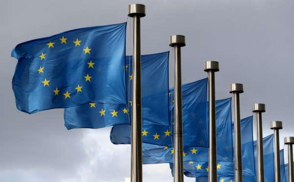 벨기에 브뤼셀 EU 본부 앞에 나부끼는 EU 깃발들. (사진: 연합뉴스)