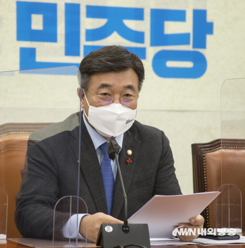 윤호중 더불어민주당 원내대표가 21일 서울 여의도 국회에서 열린 더불어민주당 원내대책회의에 참석해 발언하고 있다. 2021.12.21. (사진=이상현 기자)
