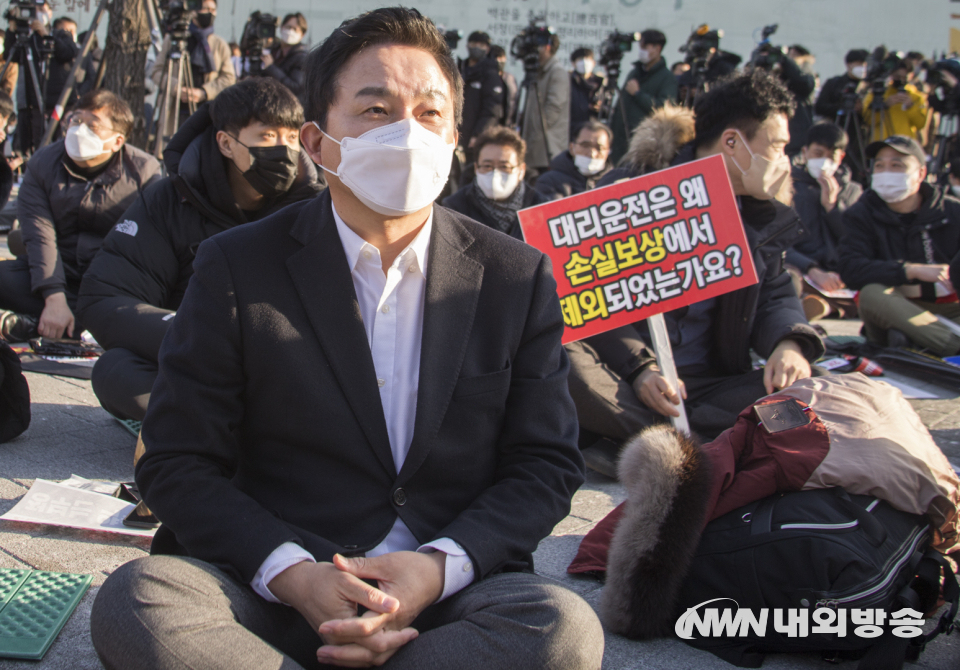 코로나19 대응 전국자영업자비상대책위원회가 22일 오후 서울 종로구 광화문시민열린마당에서 총궐기를 진행한 가운데 원희룡 국민의힘 선거대책위원회 정책총괄본부장 집회 현장에 방문했다. 2021.12.22. (사진=이상현 기자)