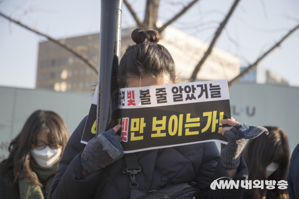 코로나19 대응 전국자영업자비상대책위원회가 22일 서울 광화문 시민열린마당에서 방역패스, 영업제한 조치 및 근로기준법 5인 미만 확대 반대를 요구하는 총궐기 대회를 하고 있다. 2021.12.22. (사진=이상현 기자)