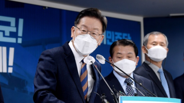 이재명 더불어민주당 대통령 후보가 24일 서울 여의도 민주당 당사에서 4차 산업혁명 첨단기술로 스마트 강군 육성, 선택적 모병제로 정예강군 건설을 약속하며 5대 국방 공약을 발표하고 있다. (사진=연합뉴스)