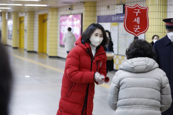 이재명 더불어민주당 대통령 후보의 부인 김혜경씨가 24일 서울 공덕역 지하역사에서 구세군 자선냄비 모금을 독려하고 있다.(사진=더불어민주당)