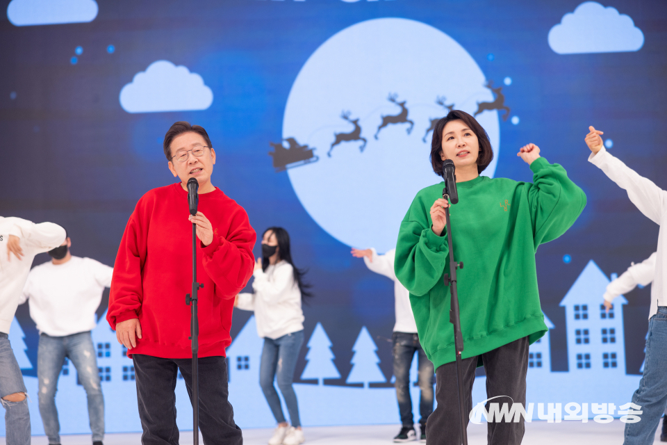 크리스마스 이브인 24일 선공개된 뮤직비디오에 이재명 더불어민주당 대통령 후보가 부인 김혜경씨와 산타복장을 하고 하트 포즈를 취하고 있다. (사진=더불어민주당)