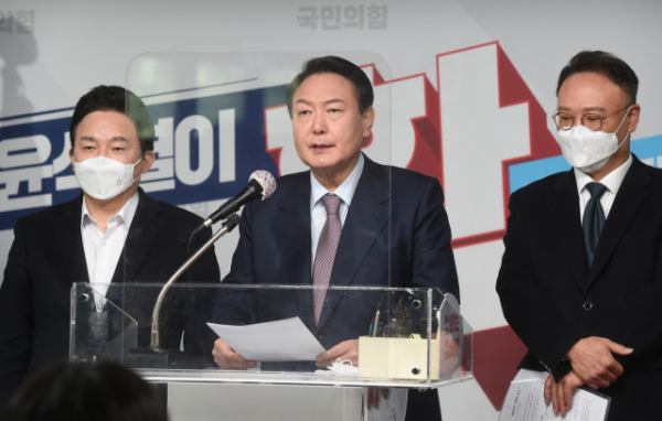 윤석열 국민의힘 대통령 후보와 정책총괄본부단이 26일 오전 당사에서 '상식 회복 공약-성장과 복지의 선순환' 관련 기자회견을 하고 있다. (사진=연합뉴스)