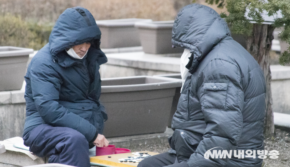 27일, 서울 종로구 종묘 공원에서 여전히 강추위가 기승을 부리고 있지만, 시민이 바둑을 두는건 막지 못하고 있다. 2021.12.27. (사진=이상현 기자)