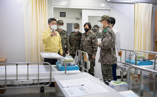 지난 29일 서욱 국방부장관이 코로나19 감염병전담병원으로 지정된 국군포천병원을 점검하고 있다. 2022년 새해인 1월 1일 신규 확진자 수는 4000명대를 기록했다. 전반적인 신규 확진자 수 감소세를 보이고 있다. (사진=대한민국정책브리핑)