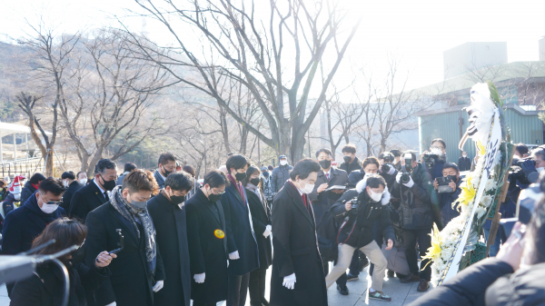 허경영 국가혁명당 대통령 후보가 1일 새해 첫 읿정으로 서울 남산 안중근 의사 기념관을 찾아 참배하고 있다.(사진-국가혁명당)