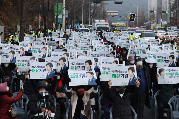 박근혜 전 대통령의 특별사면이 결정된 24일 박 전 대통령이 입원 중인 서울 강남구 일원동 삼성서울병원 앞에서 우리공화당원 등 보수단체 회원들이 박 전 대통령의 쾌유를 기원하며 집회를 하고 있다.