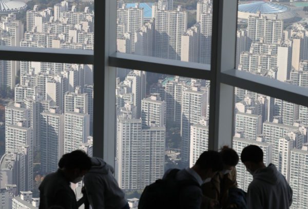 서울 롯데월드타워 전망대 ‘서울스카이’에서 보이는 잠실동 일대 아파트단지 (사진=연합뉴스)