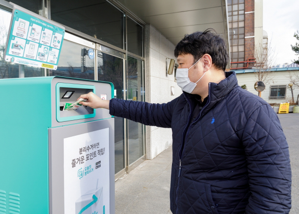 한 주민이 동 주민센터에 설치된 스마트 종이팩 수거함을 통해 우유팩을 분리배출하고 있다.(사진=강서구청)