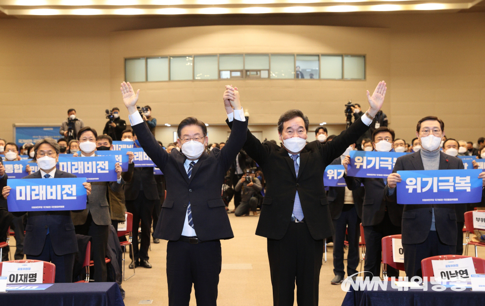 더불어민주당 이재명 대통령 후보와 이낙연 국가비전·국민통합위원회 공동위원장이 5일 광주시 서구 김대중컨벤션센터에서 열린 국가비전·국민통합위원회 광주비전회의에서 기념 촬영을 하고 있다. 2022.1.5. (사진=더불어민주당 선대위)