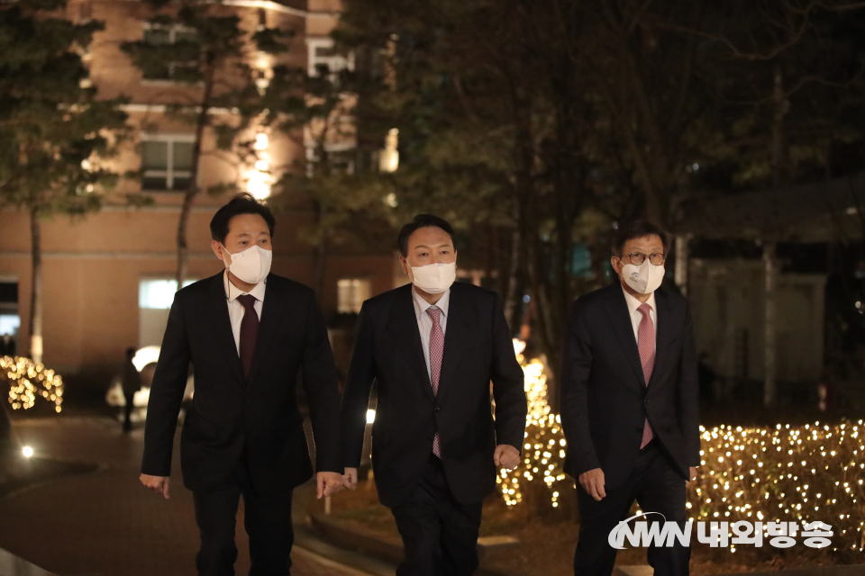 윤석열 국민의힘 대통령 후보가 5일 서울 강서구 메이필드호텔에서 오세훈 서울시장, 박형준 부산시장과 함께 만찬장으로 향하고 있다. 2022.01.05. (사진=국민의힘)