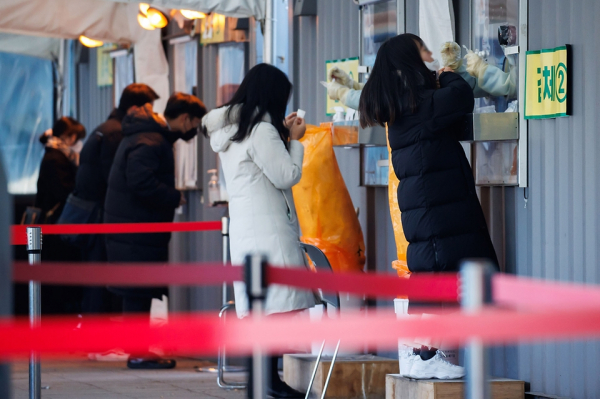 사진은 지난 30일 서울 중구 서울역, 서울시청 광장에 마련된 코로나19 임시선별검사소에서 시민들이 검사를 받고 있다. 보건당국은 오미크론 변이 바이러스를 3~4시간 내에 판별할 수 있는 PCR시약이 전국 23개 기관(권역별 대응센터 5곳·시도 보건환경연구원 18곳)에 배포돼 이날부터 시약 사용이 이뤄질 것이라고 밝혔다. 해당 PCR 검사법은 오미크론을 포함한 5개 주요 변이를 한 번에 판별할 수 있다. 기존에 오미크론 변이 감염 여부를 확인하기 위해서 최소 3일에서 최대 5일 정도의 시간이 걸렸다. 6일 신규 확진자 수는 이틀째 4000명대를 기록했다. 신규 확진자 수가 감소함에 따라 위중증 환자도 줄어드는 추세다. (사진=대한민국정책브리핑)