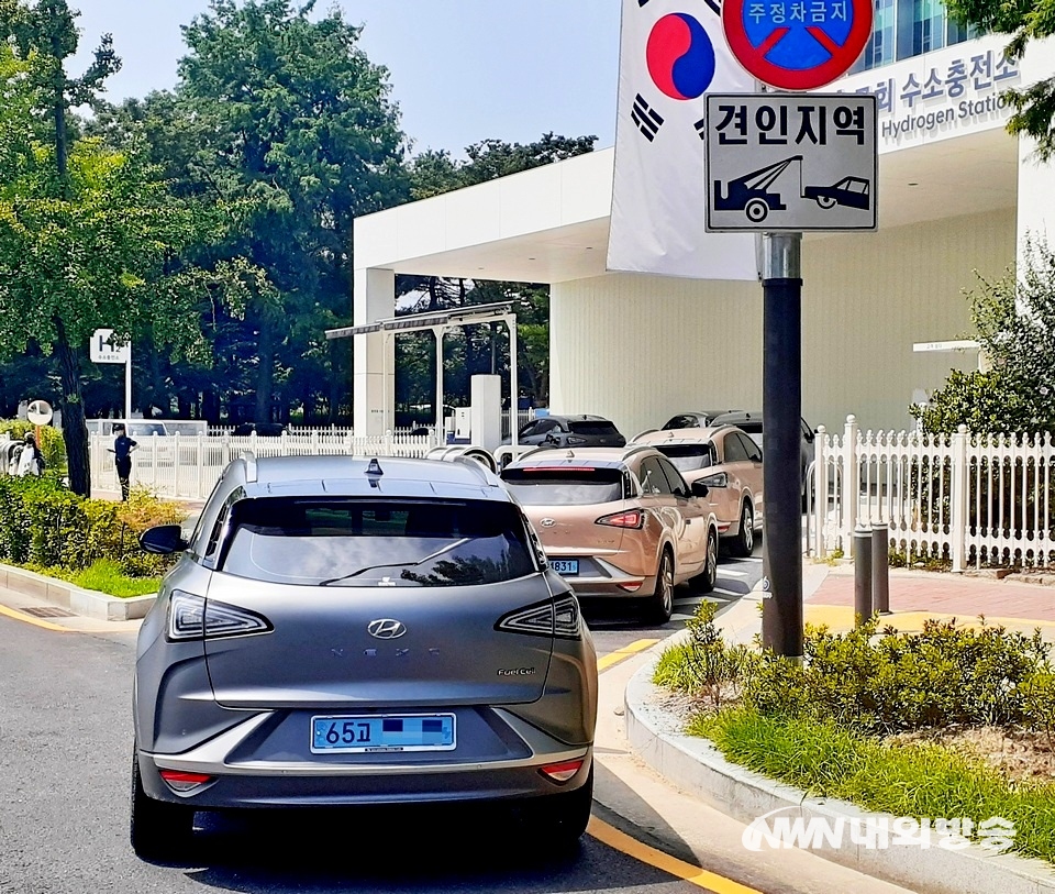 현대차의 수소전기차 넥쏘가 서울 여의도 국회충전소에서 수소충전을 위해 줄을 만들었다. (사진=내외방송 정수남 기자)