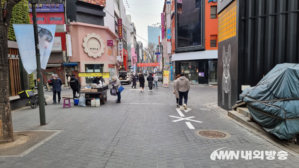 코로나19로 인적이 휑한 명동 거리. 11일 신규 확진자 수는 닷새연속 3000명대를 기록했고, 위중증 환자 수도 이틀째 700명대를 유지했다. 모두 전반적 안정세, 감소세를 지속하고 있다. (사진=내외방송 DB)