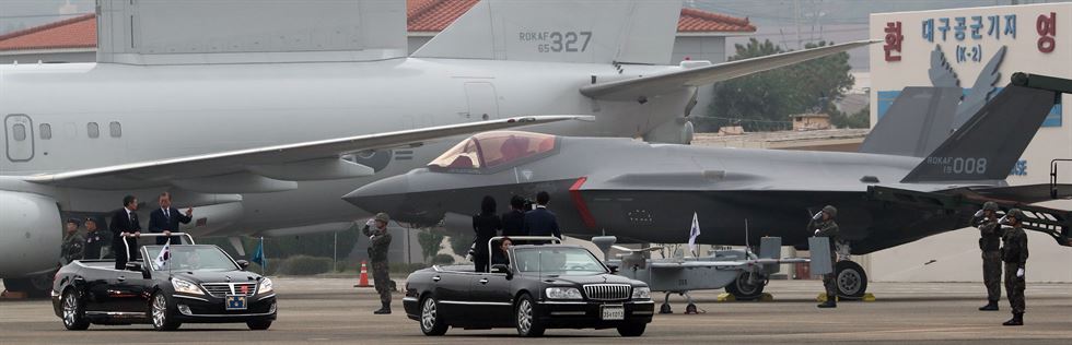▲ 문재인 대통령이 1일 대구 공군기지에서 열린 국군의 날 행사에서 스텔스 전투기인 F-35A를 사열하고 있다.