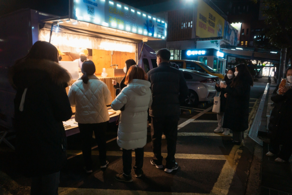 간호법 제정을 호소하며 제주지역 간호학생들이 지난 12일 캠페인을 벌이고 있다. 시민들은 간호법 제정을 응원하면서 따뜻한 커피와 함께 스타벅스 기프트콘도 선물로 받았다. (사진=대한간호사협회)