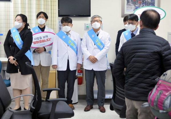 전북대병원 의료진과 직원들이 고객만족 봄 2기 캠페인을 벌이고 있다.(사진=전북대병원)