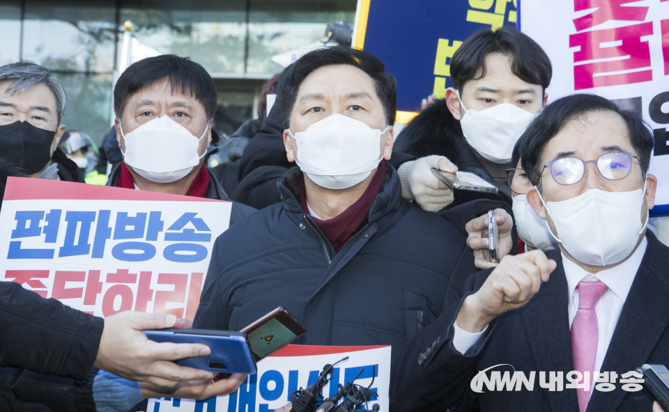 김기현 원내대표를 비롯한 국민의힘 원내지도부는 예고한 대로 14일 오전 서울 상암동에 있는 MBC를 항의방문했다. 2022.01.14. (사진=이상현 기자)