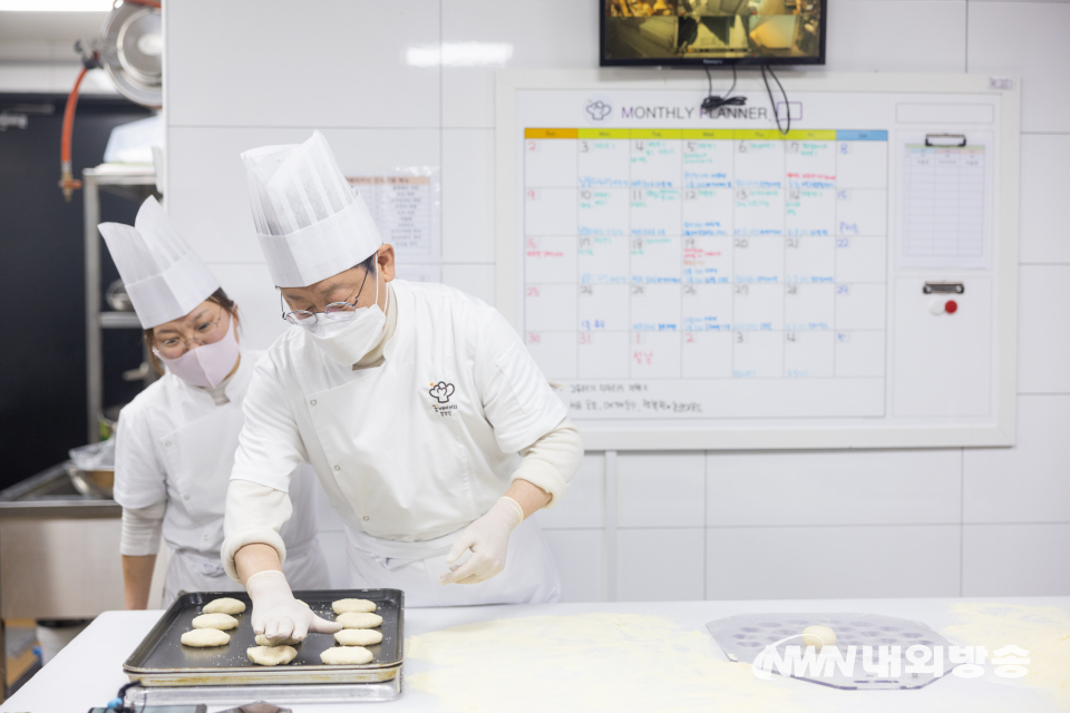 더불어민주당 이재명 대통령 후보가 14일 인천 중구 꿈베이커리에서 제빵 체험을 하고 있다. 2022.01.14. (사진=더불어민주당)