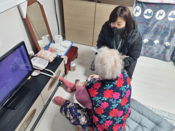 강서구 직원이 취약계층 어르신을 찾아 따뜻한 말을 전하고 있다.(사진=강서구)