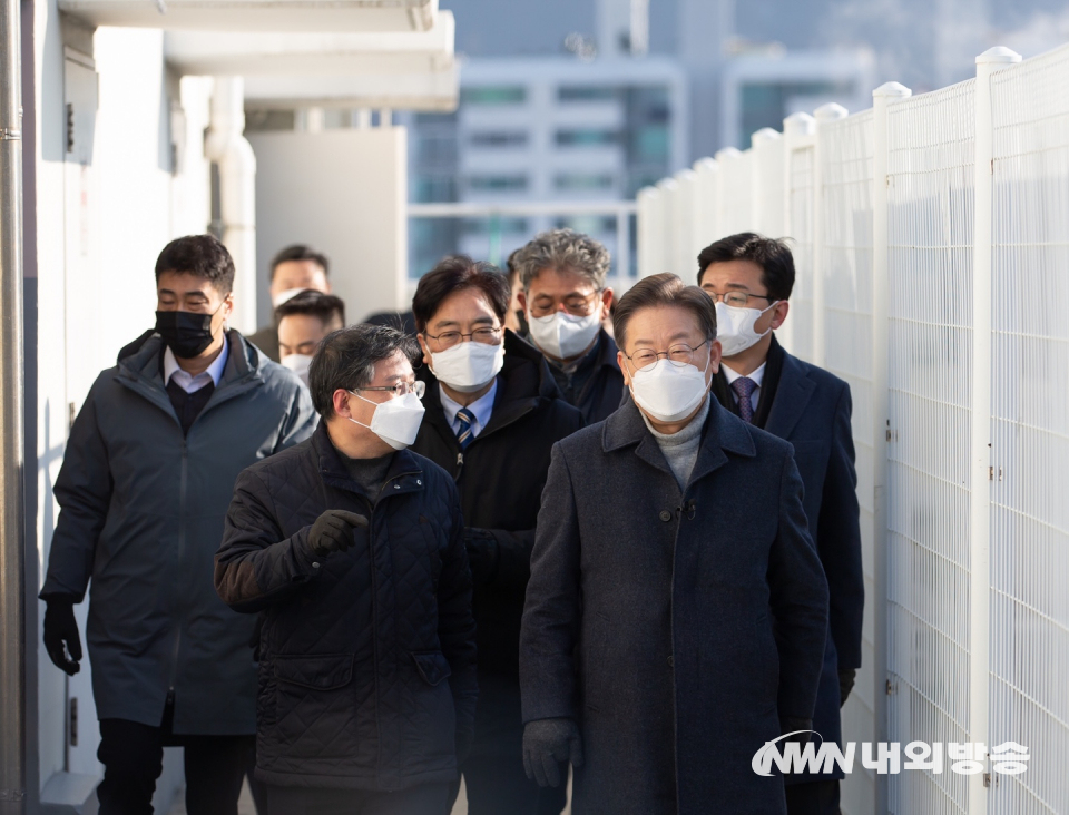 이재명 더불어민주당 대통령 후보가 13일 서울 노원구 한 빌딩옥상에서 주변 노후 아파트 단지를 살펴보고 있다. 2022.01.13. (사진=더불어민주당)