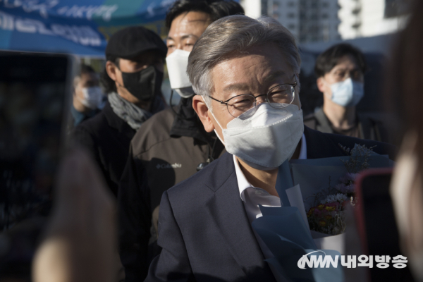 황규환 국민의힘 중앙선거대책본부 대변인은 16일  "통합의 용광로를 만들겠다며 국민통합을 운운하던 이재명 더불어민주당 대통령 후보가 불과 하루 만에 증오, 갈등, 선동과 갈라치기의 언어를 쏟아냈다"며 "'이재명의 대한민국'은 국민통합은커녕 증오와 분열, 갈등만이 가득할 것"이라며 날을 세웠다. 사진은 이재명 더불어민주당 대통령 후보가 지난해 10월 29일 경기 성남시 수정구 신흥동 2457번지 성남 제1공단 근린공원 조성공사 현장 방문을 마치고 지지자들과 사진을 찍고 있다. 2021.10.29. (사진=이상현 기자)