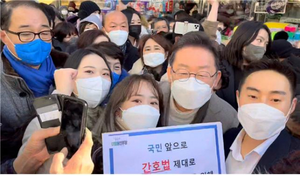 여야 대통령 후보들이 간호법 제정을 촉구하는 간호대학생과 함께 하고 있다. (사진=대한간호협회)