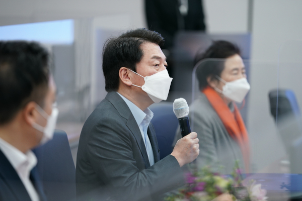 안철수 국민의당 대통령 후보가 21일 삼성전자 화성캠퍼스를 방문, 반도체 현장 근로자들의 애로점을 듣고 답하고 있다.(사진=국민의당)