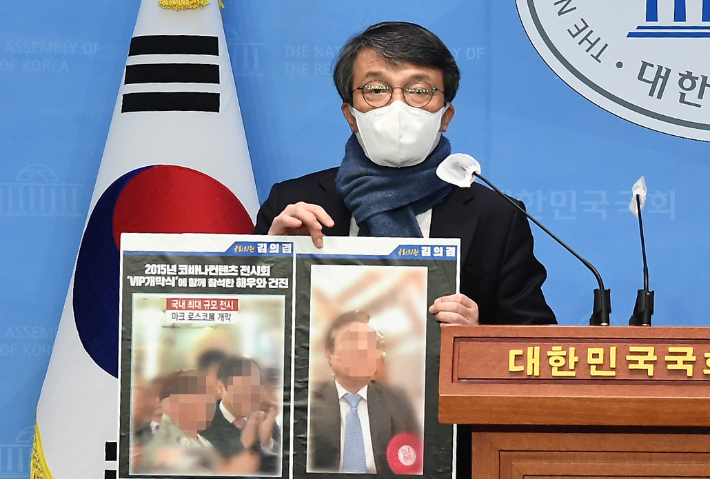 김의겸 열린민주당 의원이 23일 서울 여의도 국회 소통관에서 기자회견을 열고 건진법사가 지난 2015년 예술의전당에서 코바나컨텐츠가 주관한 '마크 로스코'전의 VIP개막식 행사에 참석했음을 보여주는 사진을 공개하고 있다. (사진=국회 공동취재사진단)