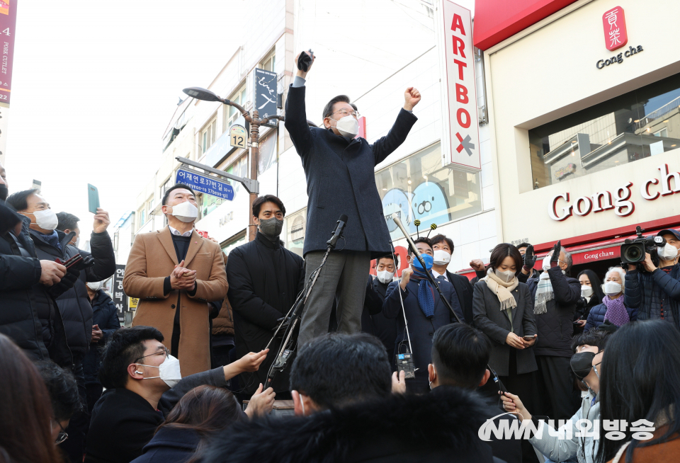 이재명 더불어민주당 대통령 후보가 24일 경기도 이천시 이천중앙로문화의거리에서 즉석 연설을 하고 있다. 2022.01.24. (사진=더불어민주당)