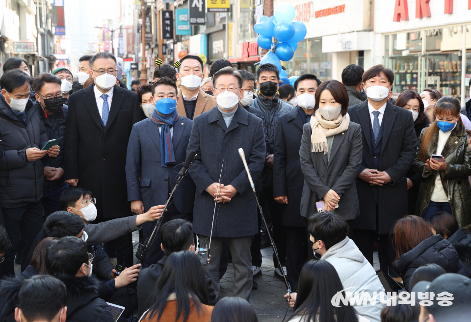 이재명 더불어민주당 대통령 후보가 24일 경기도 이천시 이천중앙로문화의거리에서 즉석 연설을 하고 있다. 2022.01.24. (사진=더불어민주당)