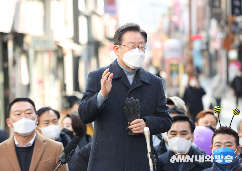 이재명 더불어민주당 대통령 후보가 24일 경기도 이천시 이천중앙로문화의거리에서 즉석 연설을 하고 있다. 2022.01.24. (사진=더불어민주당)