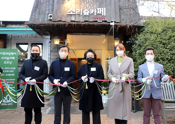 왼쪽부터 케이티김 홍보대사, 오준 부회장, 김민자 회장, 안현모 홍보대사, 김은우 홍보대사가 테이핑 커팅을 마친 후 기념촬영을 하고 있다. (사진 제공=사단법인 사랑의달팽이)