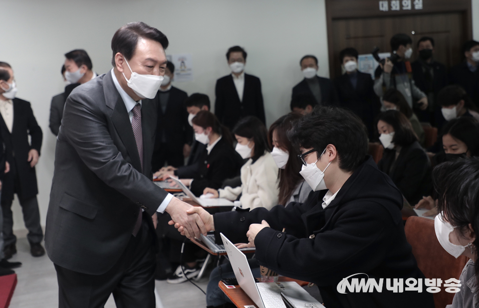 윤석열 국민의힘 대통령 후보가 27일 서울 여의도 국민의힘 중앙당사에서 기자와 악수를 하고 있다. 2022.01.27. (사진=국민의힘)