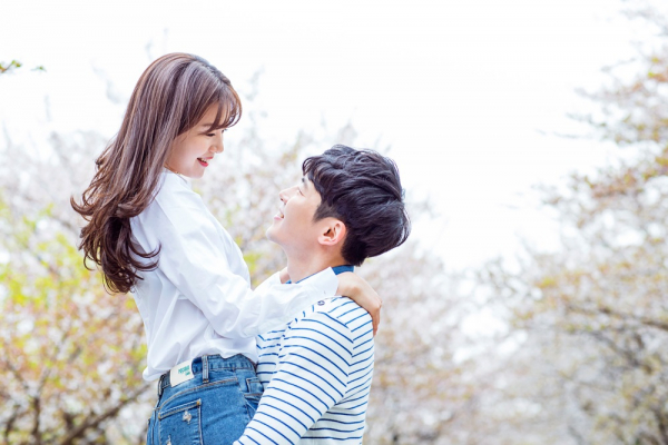 (사)행복한가는 키스나 포옹하기도 술을 빨리 깰 수 있는 방법 중 하나라고 소개했다.(사진=행복한가)