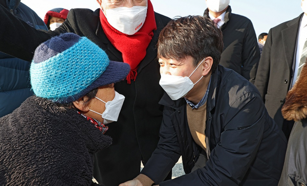 이준석 국민의힘 대표가 4일 전남 장흥군 용곡항을 방문, 주민들과 간담회를 갖고, 인사를 나누고 있다.(사진=국민의힘)