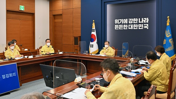 문재인 대통령이 7일 오전 코로나19 중앙재난안전대책본부 회의를 직접 주재한다. 이날 신규 확진자 수는 3만명대로 나타났다. (사진=연합뉴스)