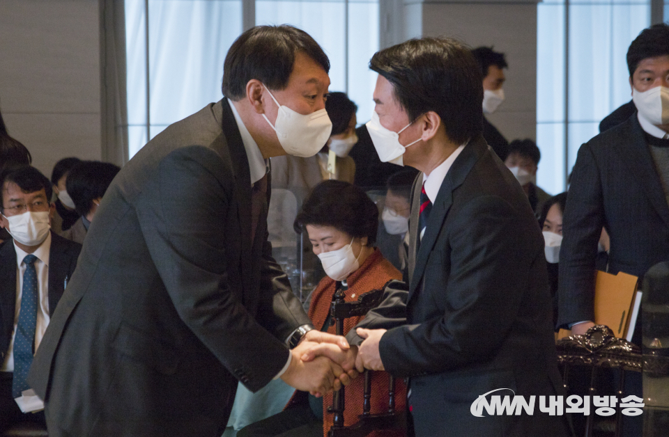 10일 서울 영등포구 여의도 CCMM빌딩에서 열린 '제23회 전국장애인지도자대회'에서 윤석열 국민의힘 대통령 후보가 안철수 국민의당 대통령 후보가 악수를 하고 있다. 2021.12.10. (사진=이상현 기자)
