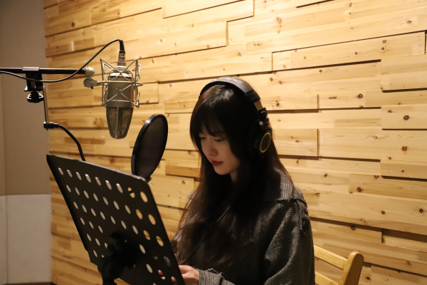 배우 구혜선이 부평역사박물관 오디오 가이드를 녹음하고 있다(사진=인천부평구청)