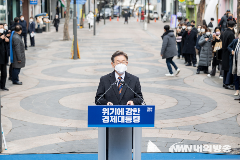 이재명 더불어민주당 대통령 후보가 14일 서울 중구 명동예술극장 사거리에서 '위기극복·국민통합 선언 기자회견' 을 하고 있다. 22.02.15. (사진=더불어민주당)