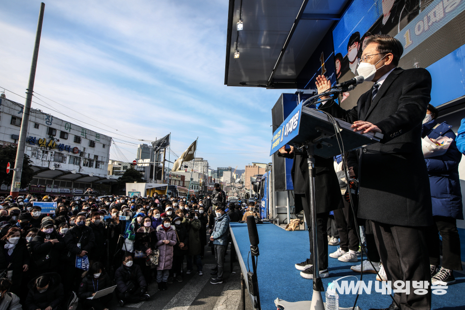 이재명 더불어민주당 대통령 후보가 15일 부산 부전역에서 열린 유세에서 지지를 호소하고 있다. 22.02.15. (사진=더불어민주당)