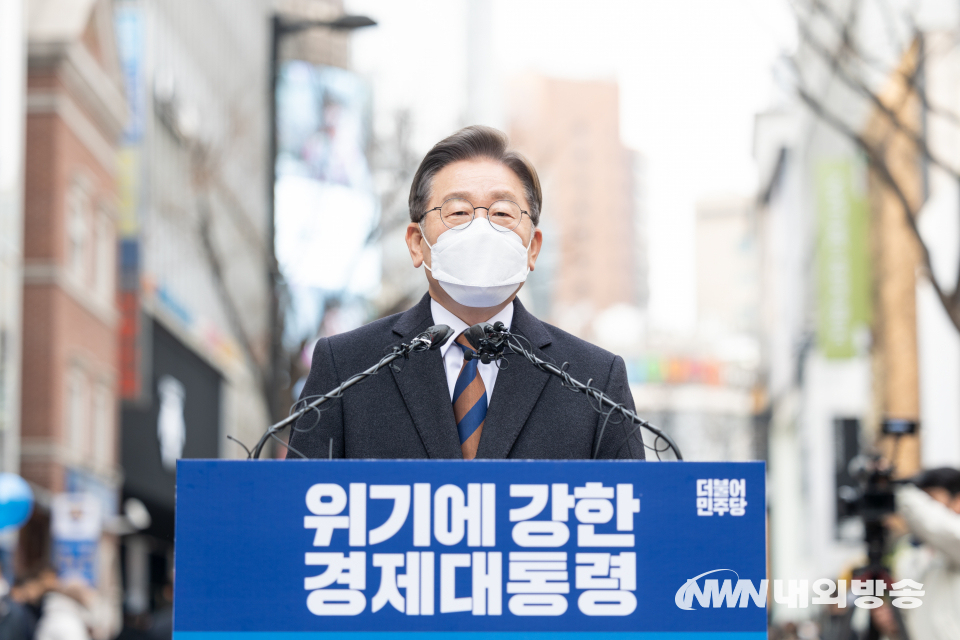 이재명 더불어민주당 대통령 후보가 14일 서울 중구 명동예술극장 사거리에서 '위기극복·국민통합 선언 기자회견'을 하고 있다. 22.02.15. (사진=더불어민주당)