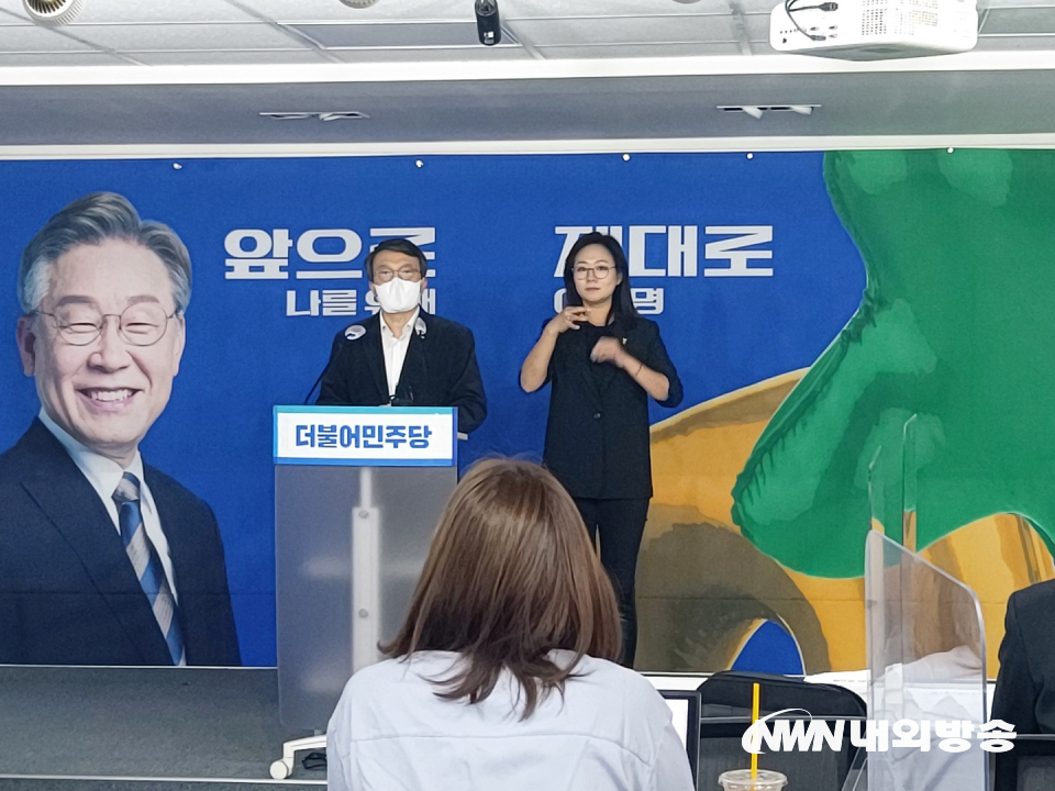 김의겸 더불어민주당 의원은 15일 "윤석열 국민의힘 대통령 후보와 그의 부인 김건희씨가 살아 있는 소의 가죽을 벗겨 제물로 바친 엽기 굿판을 벌였다"고 폭로했다. 22.02.15. (사진=권희진 기자)