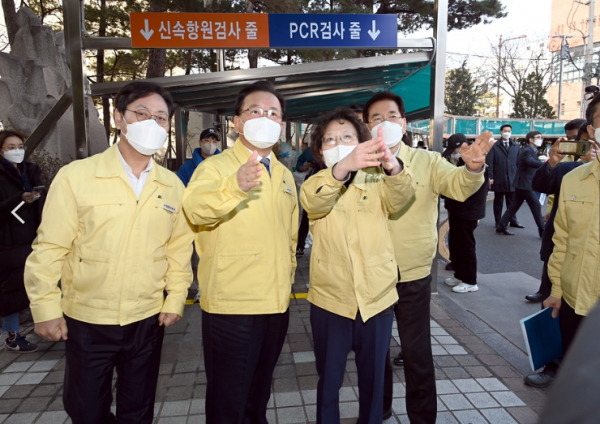 김부겸 국무총리가 지난 10일 동대문 보건소 선별진료소에서 검사체계 전환 관련 설명을 듣는 등 현장을 점검하고 의료진을 격려하고 있다. 17일 신규 확진자 수는 9만 3135명을 기록했다. 위중증 환자 수에도 영향을 미치고 있어 이날 위중증 환자 수는 389명으로 집계됐다. (사진=대한민국정책브리핑)